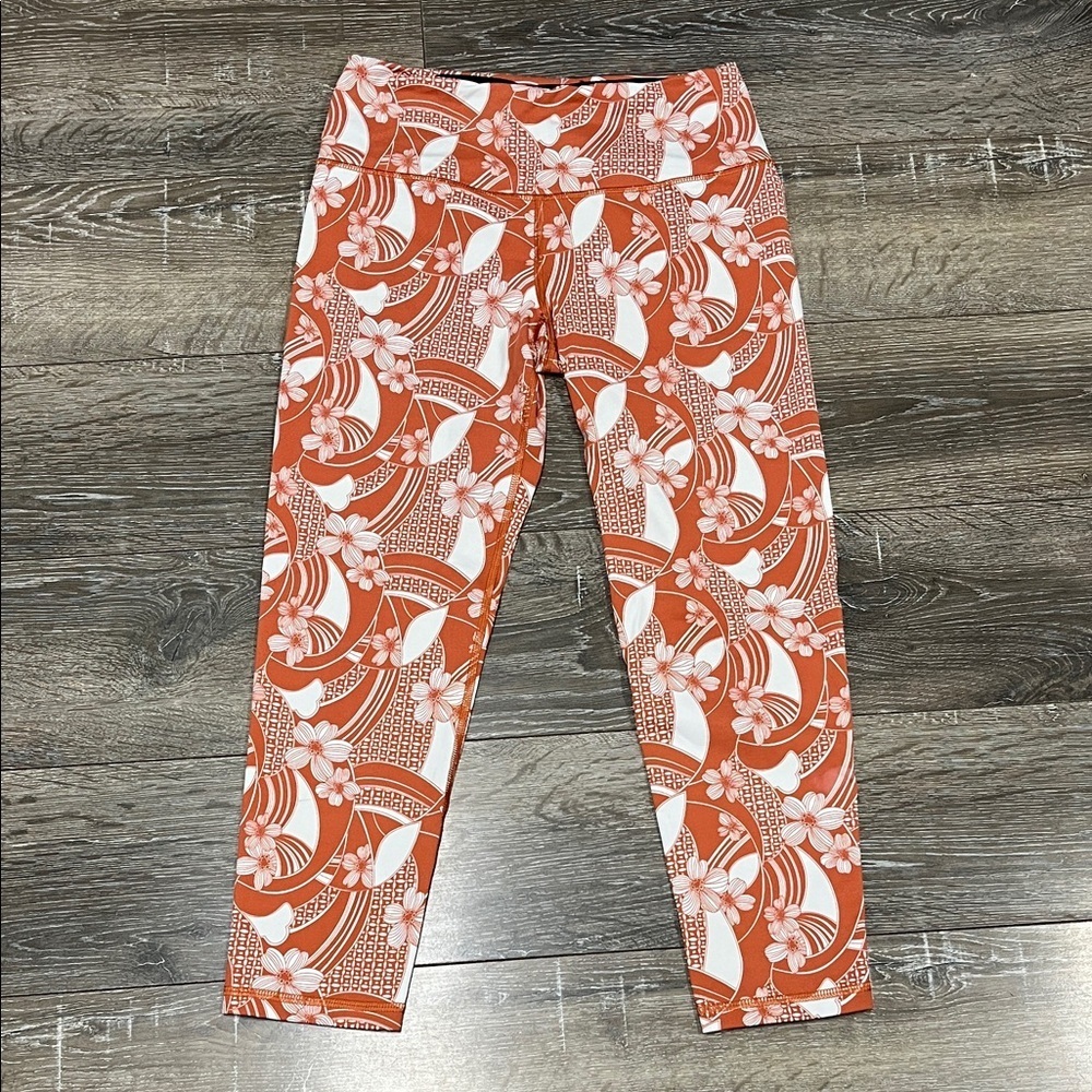 Victoria's Sport knock out burnt orange floral print capri leggings size small